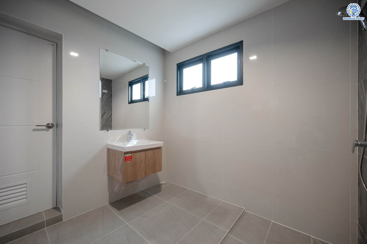 บ้านมือสองตกแต่งใหม่ โครงการ พฤกษ์ภิรมย์รีเจนท์ ปิ่นเกล้า บนสังคมคุณภาพจากแบรนด์ Q.House หลังใหญ่กว่า 113.4 ตร.ว. ดีไซน์ทันสมัยฟังก์ชัน 5 ห้องนอน (ห้องนอนชั้นล่าง 1 ห้อง) 5 ห้องน้ำ 1 ห้องแม่บ้าน จอดรถได้ 3 คัน บนที่สุดแห่งทำเลศักยภาพ หน้าโครงการติดถ.กาญจนาภิเษก เชื่อมต่อทุกการเดินทาง ใกล้จุดขึ้นทางด่วน "ศรีรัช" และรถไฟฟ้าสายสีม่วง "สถานีตลาดบางใหญ่"